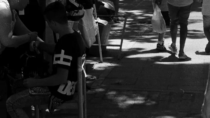 Ropa amontonada en un puesto de El Rastro de Madrid