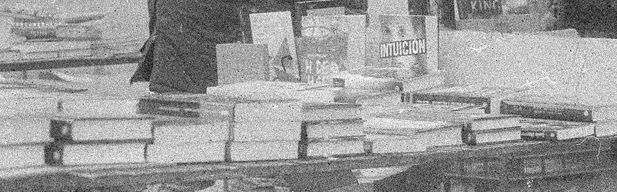 Libros sobre la mesa de un puesto de El Rastro de Madrid