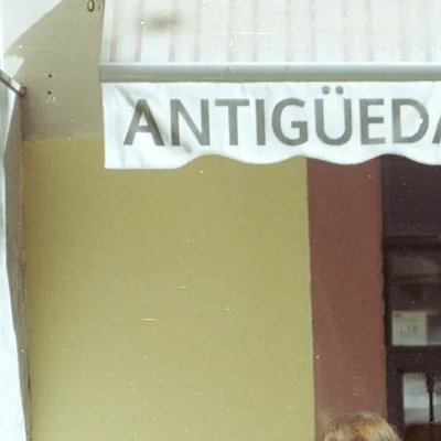 El toldo de una tienda de antigüedades de El Rastro de Madrid