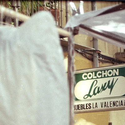 El rótulo de una tienda de colchones en El Rastro de Madrid