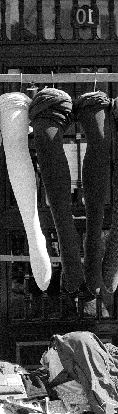 Piernas de maniquí colgadas en un puesto de El Rastro de Madrid