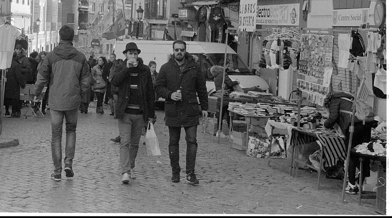 La gente baja por la Ribera de Curtidores, en El Rastro de Madrid