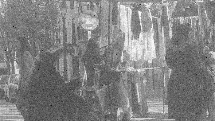 Un puesto bajo un paraguas en El Rastro de Madrid