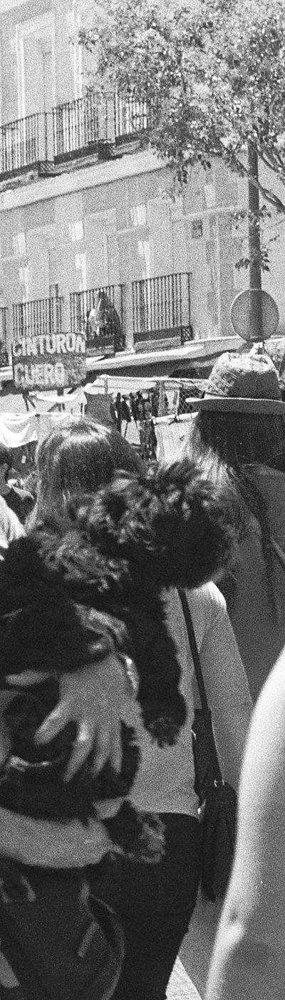 Ropa colgada sobre la calle en El Rastro de Madrid