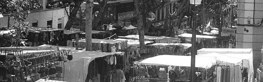 Los toldos de los puestos de El Rastro de Madrid