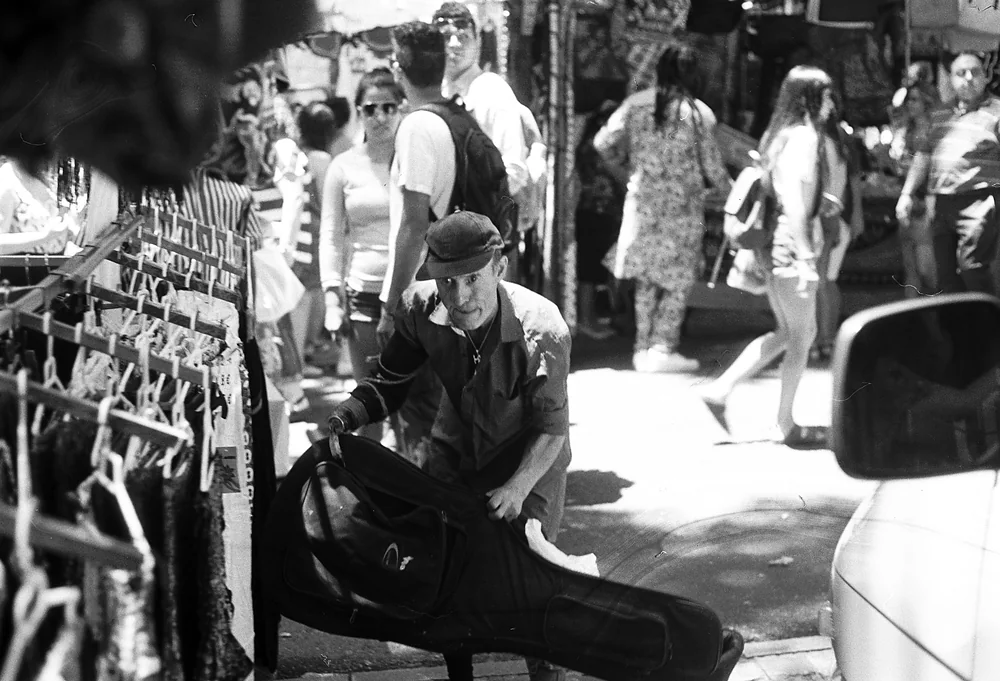 Un vendedor con gorra entre la gente de El Rastro de Madrid
