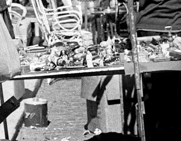 Una mesa de figuras y cacharros en un puesto de El Rastro de Madrid
