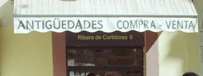 El toldo de una tienda de antigüedades de la Ribera de Curtidores, en El Rastro de Madrid