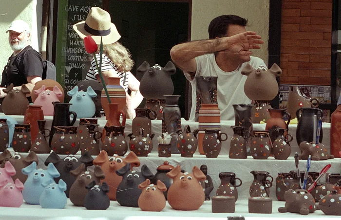 Huchas de barro en un puesto de artesanía de El Rastro de Madrid