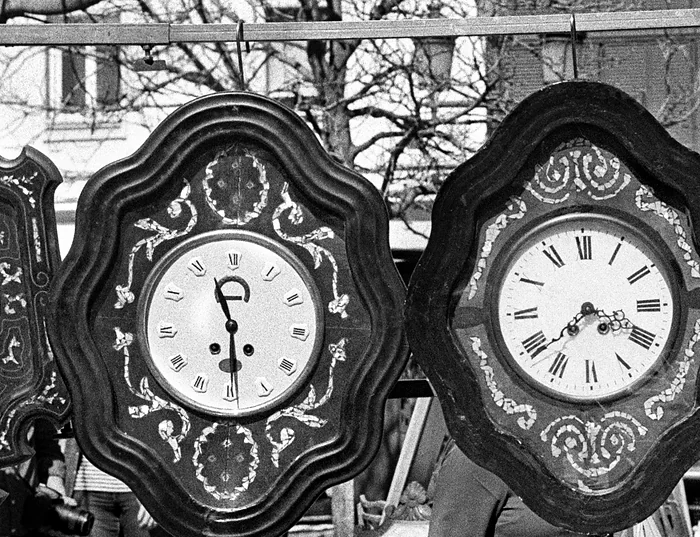 Relojes antiguos colgados de una barra en un puesto de El Rastro de Madrid