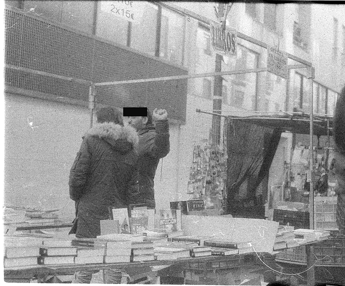 Mesas de libros bajo el rótulo de una librería de El Rastro de Madrid