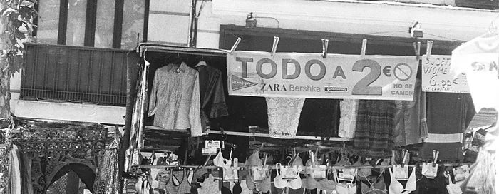 Un cartel de todo a dos euros sobre un puesto de El Rastro de Madrid