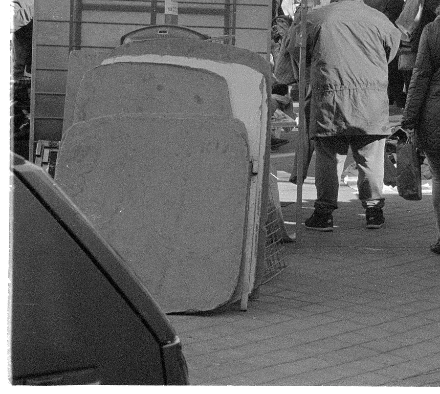 Colchones apoyados en la acera de El Rastro de Madrid