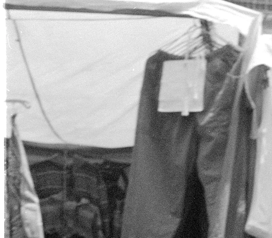 Pantalones colgados bajo el toldo de un puesto de El Rastro de Madrid