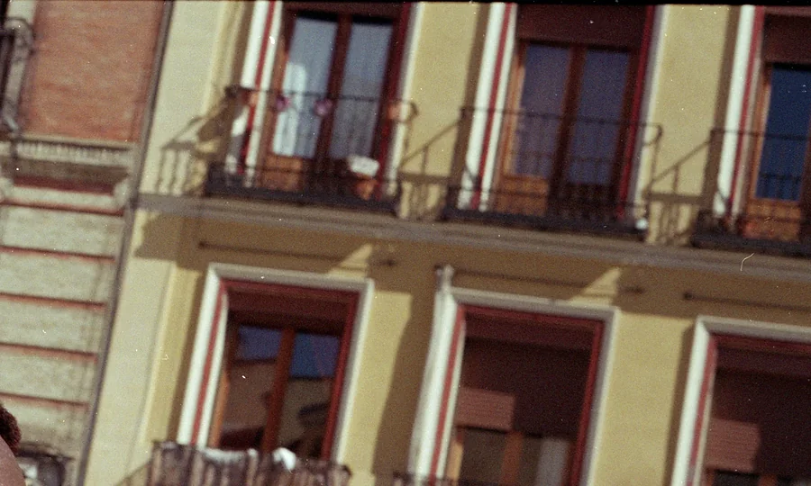 Los balcones sobre los puestos de El Rastro de Madrid