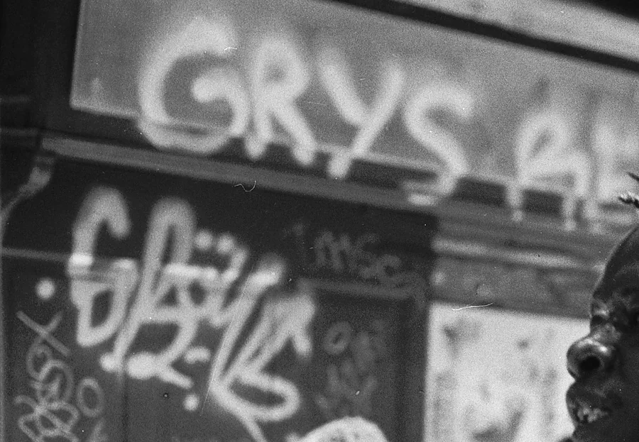 Un cierre pintado con grafitis en El Rastro de Madrid