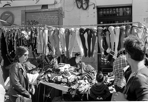 Medias colgadas en un puesto de ropa de El Rastro de Madrid