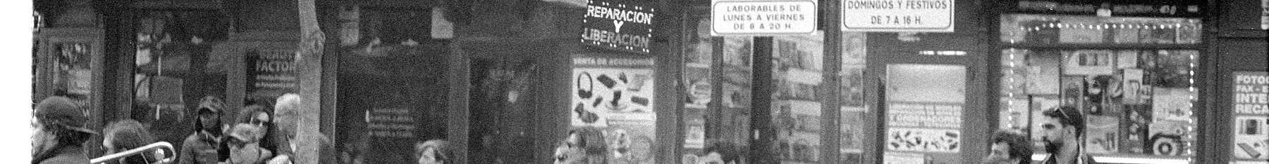 Una calle de El Rastro de Madrid, con músicos y puestos