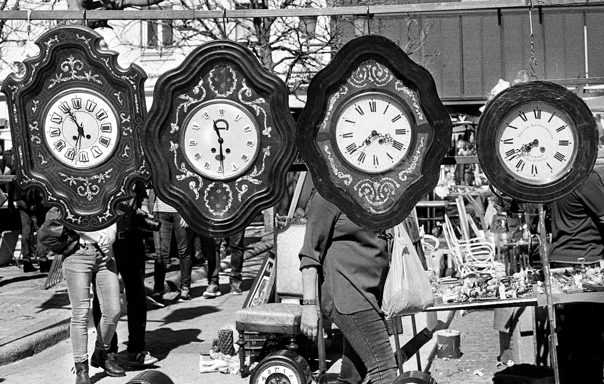 Relojes de pared colgados en un puesto de El Rastro de Madrid