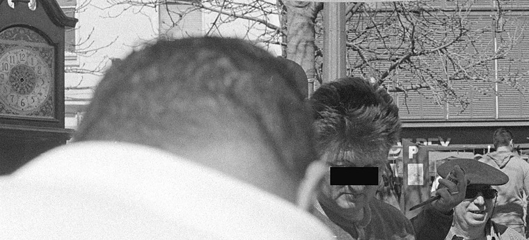 Un reloj de pie entre la gente de El Rastro de Madrid