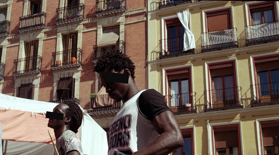 Dos músicos tocando el tambor bajo los balcones de El Rastro de Madrid