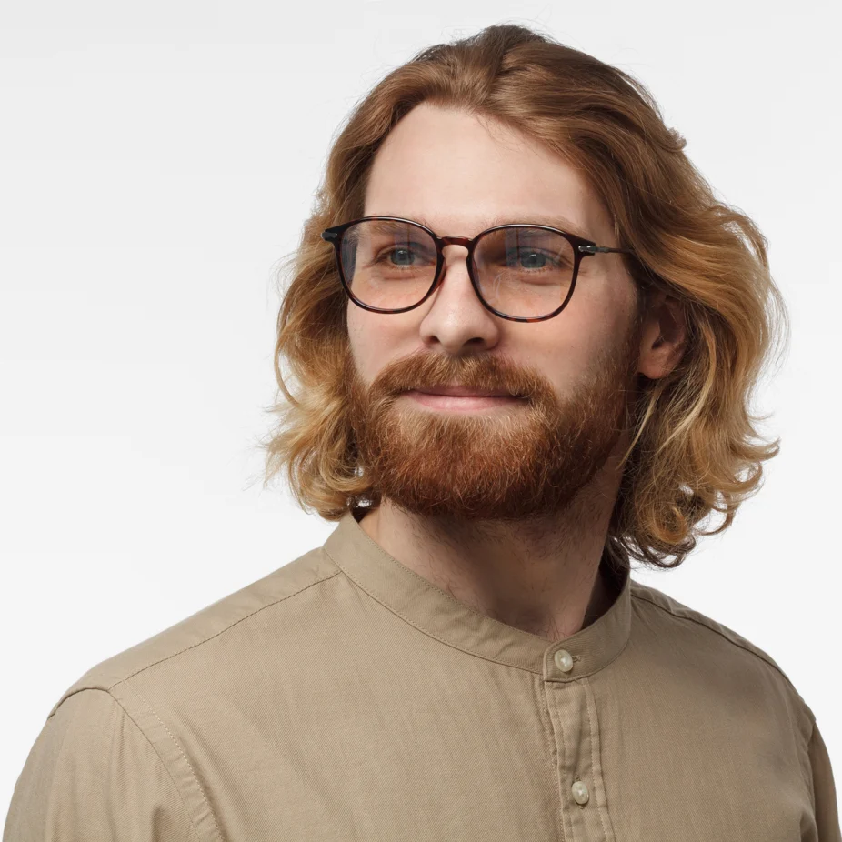 foto de linkedin rostro de un hombre con barba, pelo rojo fondo blanco