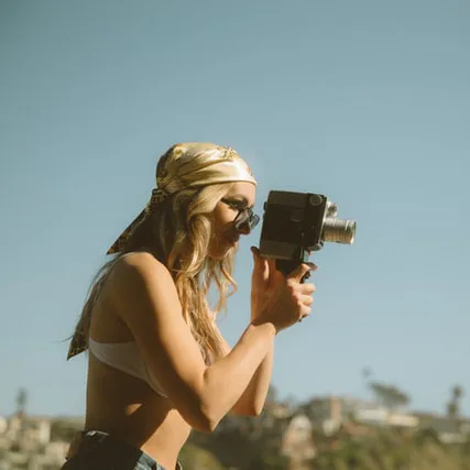 fotografo profesional mujer con camara 16mm