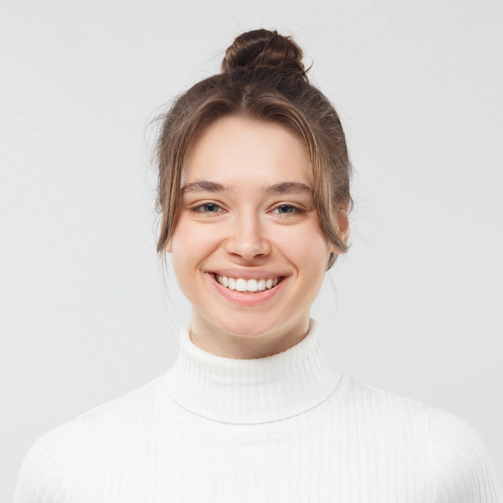 foto de rostro de una mujer con fondo blanco sonriendo